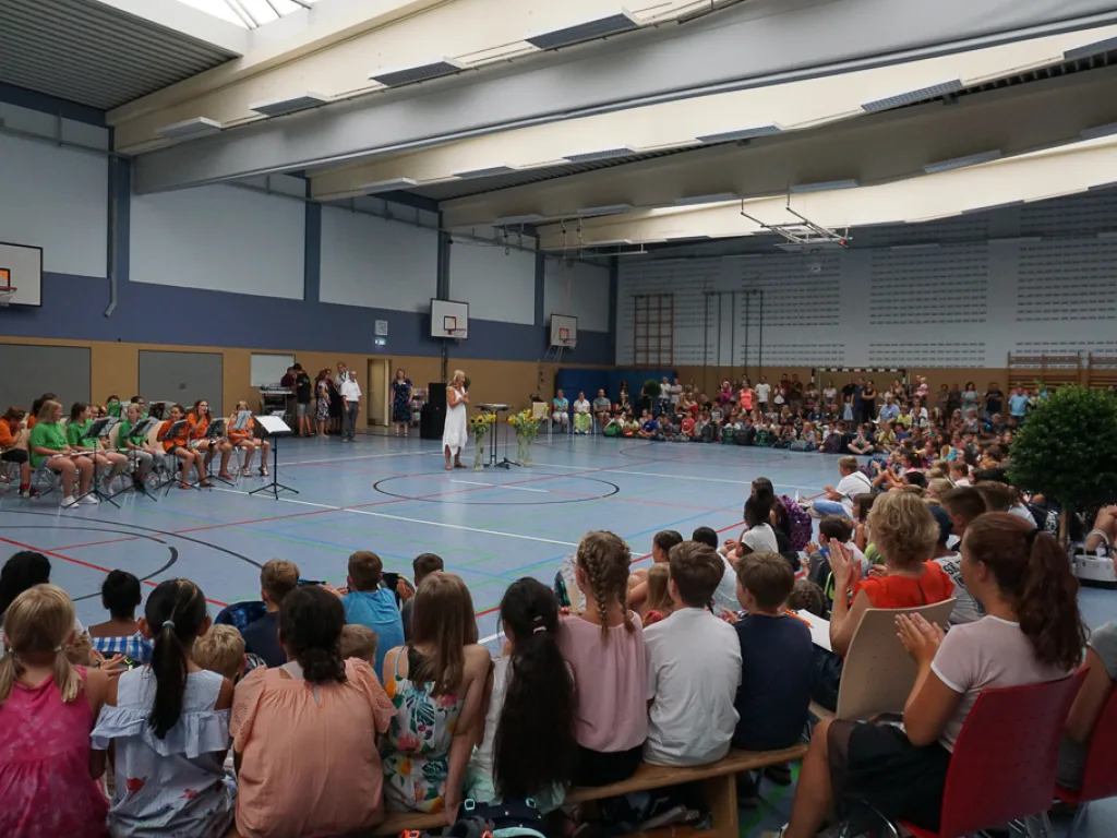 Weite Aufnahme der Sporthalle während der Feier.